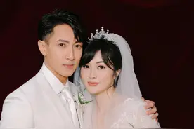 40岁吴尊和妻子林丽吟婚纱照似偶像剧情，一家四口高颜值图片