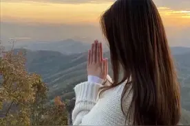爱上一个老男人，我伤痕累累，我和他的女儿一样大图片