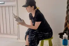 李思思老公罕秀恩爱，与老婆一起陪娃上课，晒偷拍照片好甜蜜图片