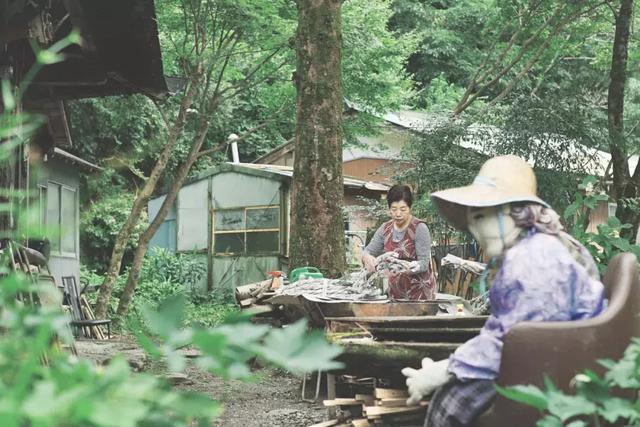 日本有个恐怖村庄,奶奶按照逝者原型做了300个人形,日夜陪自己