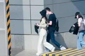 冯绍峰赵丽颖罕见合体现身机场，颖宝穿着性感太养眼图片