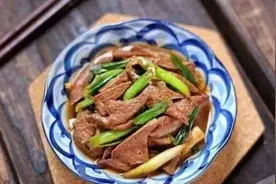 美食分享：蒜炒猪脾、雪菜蚕豆、小白菜炒香菇的简单做法图片