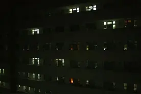 学生吐槽大学宿舍按时熄灯，不方便只是偶然，好处却也显而易见图片