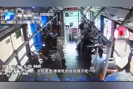 “谁有吃的给我孩子吃一点”父亲在公交上求助，得知原因乘客泪奔图片