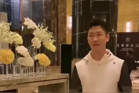 曹云金现身为网红站台遭群嘲，走路摇头晃脑笑颜开，网友：落魄了图片