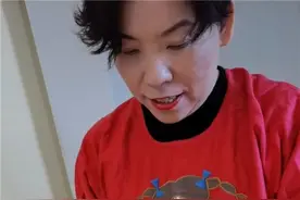 教子有方！邓亚萍15岁儿子为家人做饭，一年夺11块奖牌，横扫北京图片