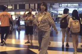 地铁站里女子突然“宽衣解带”，路人驻足观望，随后便纷纷点赞图片