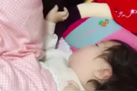 哥哥睡觉时被妹妹吵醒，接下来的一幕暖炸众人，网友：宠妹狂魔图片