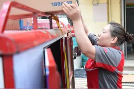 搬搬扛扛不输男儿郎！沈阳快递大姐道出极速派送的“秘密”图片