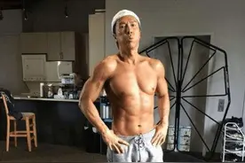 甄子丹身材绝了！57岁浑身肌肉，腹肌如搓衣板力压小鲜肉图片