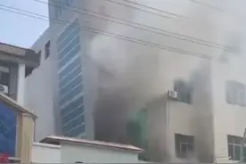 井陉一商城内电力线“冒火”现场火花四溅 供电公司：严重过载运行导致图片