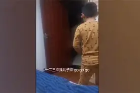 孩子深夜想上厕所却害怕，妈妈的鼓励方式走红，被赞“好样的”图片