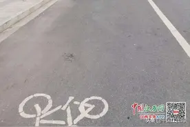 侵占非机动车道 南昌红谷滩一停车场长期占道无人管图片