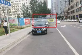 侵占非机动车道 南昌红谷滩一停车场长期占道无人管图片
