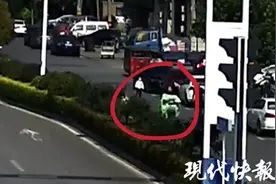 妈妈骑车到幼儿园，回头一看，儿子呢？图片