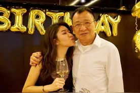 许绍雄宣布女儿订婚！24岁爱女被男友跪地求婚，手上的钻戒太耀眼图片