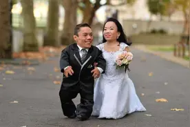 “侏儒”妈妈不顾阻拦执意生子，孩子出生后，宝爸一去不回头图片