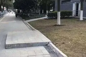 意外！“绊脚石”春节期间被移除图片