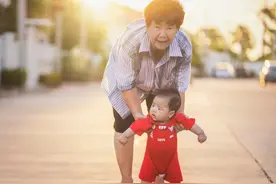 宝宝多大开始学走路？把握四个阶段避开四坑，学得快走路姿势也好图片