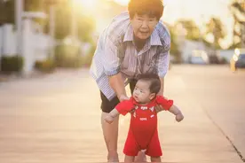 宝宝多大开始学走路？把握四个阶段避开四坑，学得快走路姿势也好图片