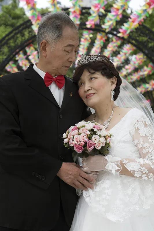 180对老人的婚纱照,一群90后花了6年来记录他们的不老爱情