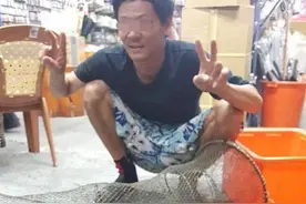 男子捕获一条23公斤巨大鲈鳗，有人出25万他不卖，理由被斥太迂腐图片