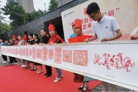 酷！10米剪纸长卷“剪”出期盼与喜悦 陕西剪纸艺术家创作《激情十四运》剪纸长卷图片