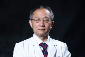 致敬！这位医生退休前给大三甲医院捐赠1亿，设专项规培发展基金图片