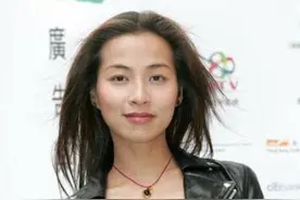“艳星”麦家琪一脱而红，学舒淇穿回衣服，却被儿子扯下遮羞布图片