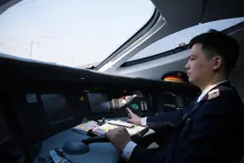 高铁司机入职6个月，晒出11月工资：“工作辛苦但对工资很满意”图片