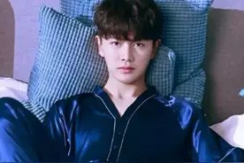 还在为买什么花色的睡衣纠结吗？来一波男明星的“睡衣杀”！图片