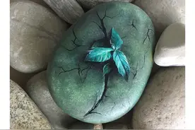 在石头上作画，石头展现艺术，艺术融合石头图片