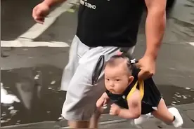 广东一萌娃和爸爸闹脾气被单手拎走，无法反抗，路过男生看呆图片