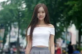街拍：活泼可爱的小姐姐，一件一字肩上衣配灰色长裙，美丽大方图片
