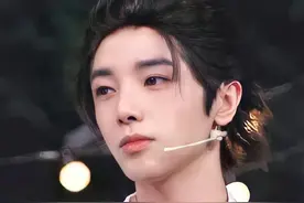 华晨宇模仿知名男星，金链子大背头细节到位，网友一句话揭露缺点图片