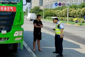 养成良好的驾驶习惯 赤脚开车不可取图片