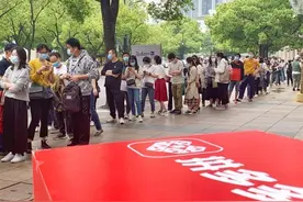 拼多多今发放65万张“五五购物节”大额消费券 ，上线30分钟抢购一空图片