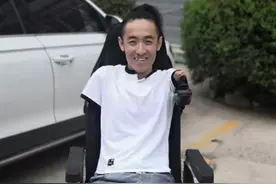 90后帅小伙无臂且瘫痪，婉拒千名女生求爱：婚后生活注定不幸福图片