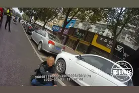 男子酒后骑车诗兴大发，当场作诗一首，交警看“懵”图片