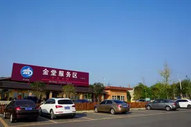 夜间疲劳在高速服务区睡一晚，车主被罚3000，收费站：有这规定图片