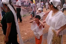 农村奇怪习俗：抬棺路过人家门口要放鞭炮，并非故意打扰而是感谢图片