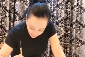 65岁刘晓庆近照发福，紧身衣勒出傲人上围和腰部赘肉，脸蛋年轻图片