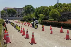 鄂州公安铁骑队开展警务技能大练兵活动图片