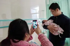 宝宝生下来谁第一个抱比较重要，过来人这么说，看看你选对人了吗图片