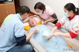 有男有女，上门陪洗澡，可以预约。这门生意火了…图片