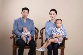 烧饼为小儿子庆百天，祖孙三代共用一张脸，娇妻的基因完美避过图片