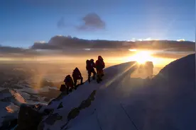 登山精神闪耀时代光芒图片