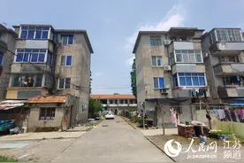 苏州昆山这些居民住C级危房 铁管支撑阳台20余年图片