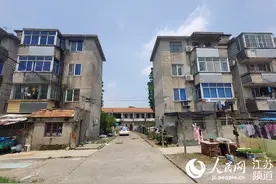 苏州昆山这些居民住C级危房 铁管支撑阳台20余年图片