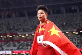 范玮琪和黑人看奥运都是靠盗版？黑人发文道歉好笑又嘲讽图片